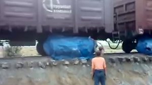 Разгрузка по-русски. Вагон щебень.mp4