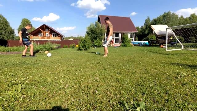 ФУТБОЛ на даче с мексиканским футболистом: как правильно бить по мячу смотреть онлайн
