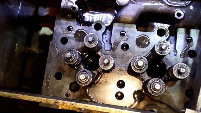 Caterpillar C9.THX. Проверка головки на микротрещины перед установкой.