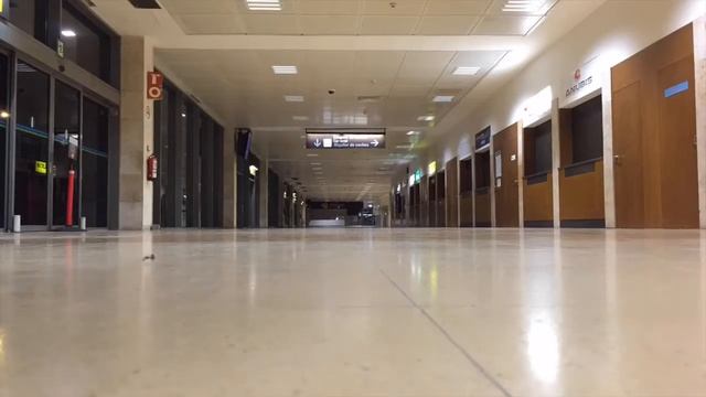 Sleepless at Girona Airport смотреть онлайн