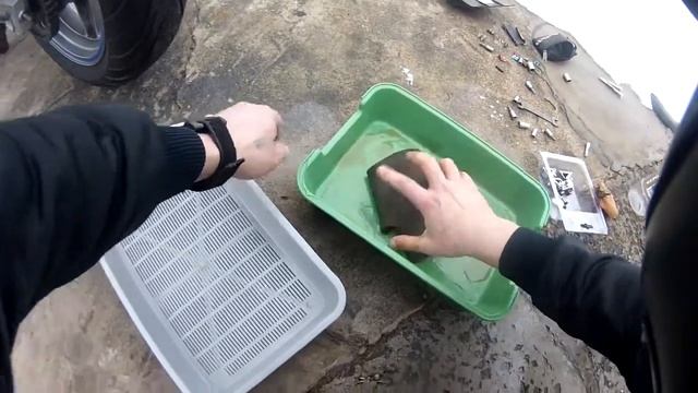 Снятие,чистка и смазка воздушного фильтра Kawasaki ZZ-R600(D) смотреть онлайн