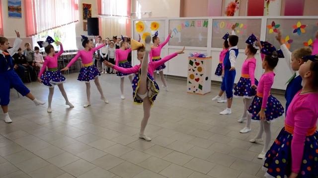 Танец "На витрине магазина" СШ №101 13.10.2018. смотреть онлайн