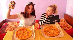 ВЕСЕЛЫЕ ДЕВОЧКИ В ЗАРУБЕ ! КТО БЫСТРЕЕ СЪЕСТ БОЛЬШУЮ ПИЦЦУ