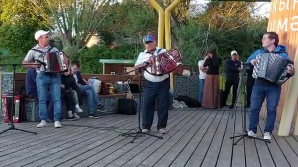 Гармунчылар җыены - Куныр авылыннан Зыятдиновлар гаиләсе