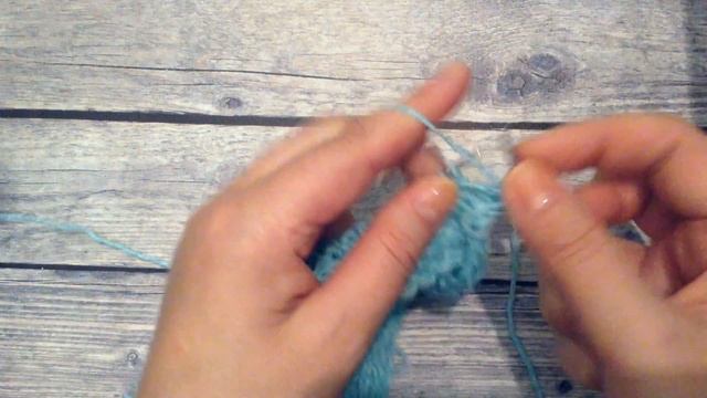 Очень простой рельефный узор спицами для варежек, снудов, шапок смотреть онлайн