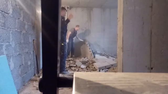 вот такие бывают стены😒