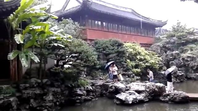 Shanghai historical garden with gold fish.Old City & Yuyuan Garden смотреть онлайн