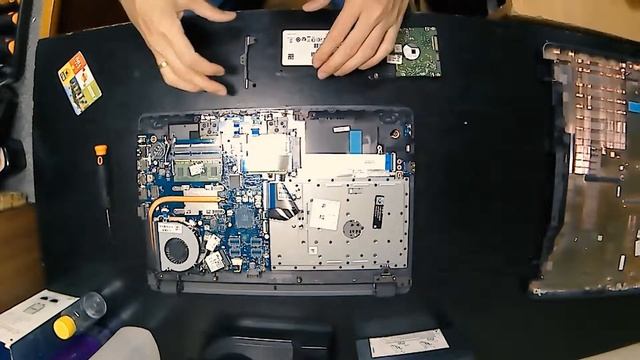 Разборка ноутбука HP 250 G6 Замена HDD на SSD смотреть онлайн