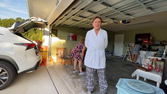 Гаражная распродажа у Нади… Что она продаёт … смотреть онлайн