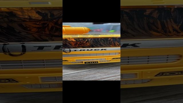Показываю свои игрушки. Гелек полицейский. Машинки.