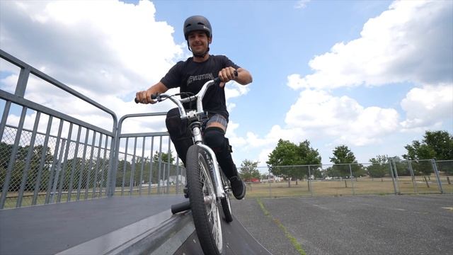 WE GOT A 1998 MONGOOSE HOOLIGAN BMX BIKE! смотреть онлайн