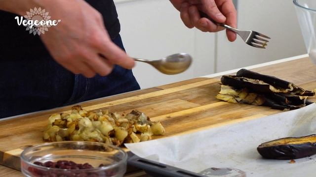 Тёплый салат из баклажанов. Яркий, сытный и вкусный салат смотреть онлайн