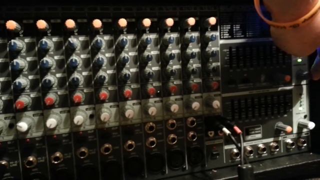 Behringer Europower PMP2000 Powered Mixer Popping Noise смотреть онлайн