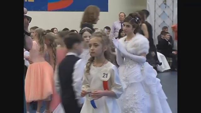 В Тюмени прошел первый кадетский бал смотреть онлайн