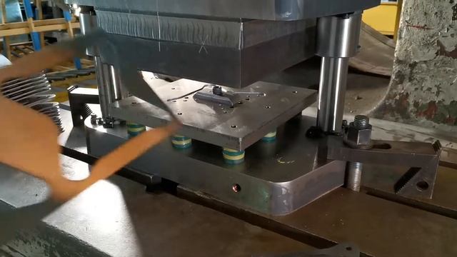 Штамп совмещенного действия. Штамповка детали 