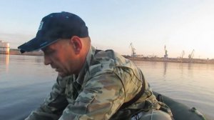 Как заякориться на течении одним якорем. Как заякорить лодку на течении.