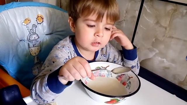 Максим сам кушает кашу смотреть онлайн