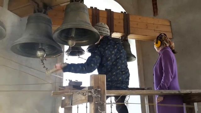 Звонарь звонит смотреть онлайн