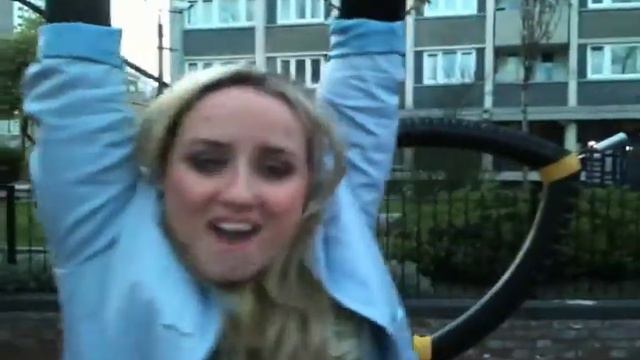 Sony Ericsson Fly On The Ball - Gemma Nixon.mov смотреть онлайн