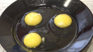 Яичница в микроволновке за 2 минуты - рецепт быстрого завтрака.