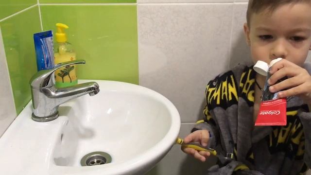 Чистит зубы Щеткой Бэтмен: Барбариски Санька смотреть онлайн