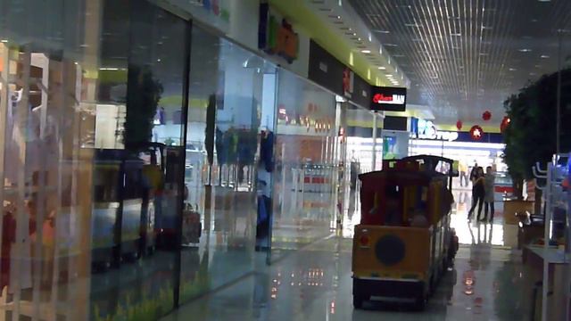 Мини-поезд в ТРЦ Экватор (Ровно) Міні-потяг в ТРЦ Екватор (Рівне) A choo-choo train in a mall смотреть онлайн