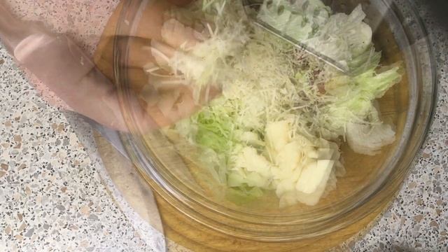 Овощной салат с двумя видами сыра и сухариками смотреть онлайн