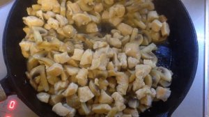 Куриная грудка с грибами в сырно-сливочном соусе" Вкусно и не дорого!