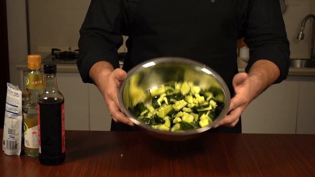 как приготовить БИТЫЕ ОГУРЦЫ - китайский салат смотреть онлайн