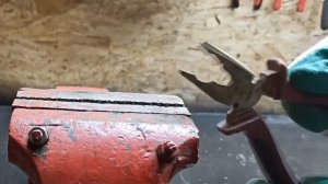 Мало кто знает что можно сделать из старых пассатижей Самодельный дырокол для металла