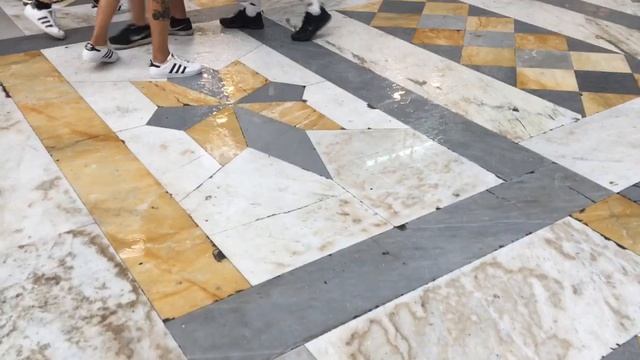 Napoli, piove all'interno della Galleria Umberto I смотреть онлайн