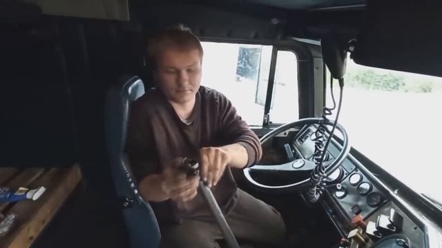 Дальнобой.48 / КТО ТАКОЕ СНИМАЕТ?! О фильме ЛЕДЯНОЙ ДРАЙВ. Ремонтирую Freightliner FLB по-колхозном смотреть онлайн