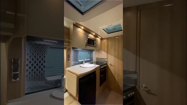 Прицеп-дом с ванной комнатой посередине #прицепдача #караван #caravan #автодом #путешествиянамашине смотреть онлайн