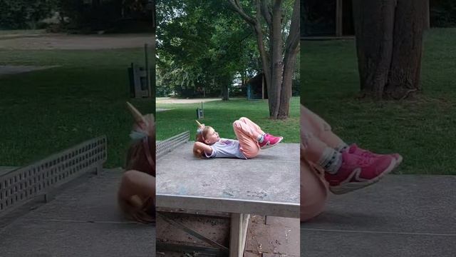 Даша делает шпагат и мостик смотреть онлайн