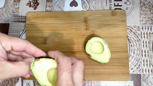 Фитнес салат из свежих овощей с "золотыми зёрнами" киноа и авокадо смотреть онлайн