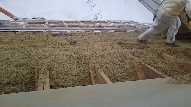 Насыпной утеплитель. Утепление крыши крошкой из стекловаты. Экономия в три раза. Без швов. смотреть онлайн