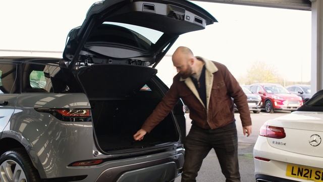 2020-on Range Rover Evoque review: is it just a fashion symbol? смотреть онлайн