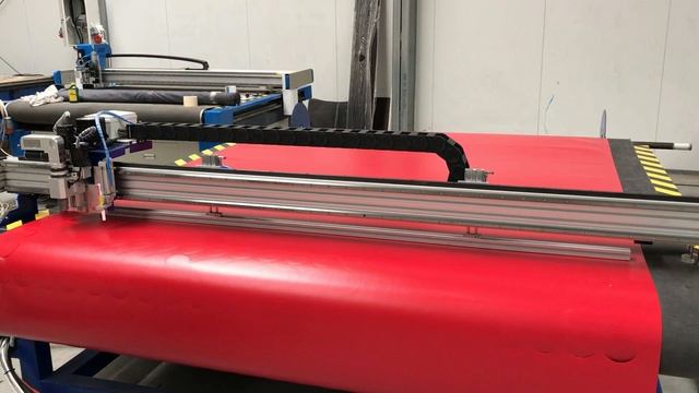 Планшетный режущий плоттер для раскроя тканей с автоматической подачей материала. смотреть онлайн