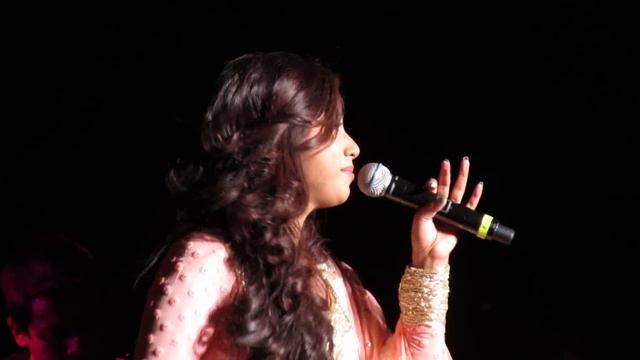 Shreya Ghoshal Singing Tujh Mein Rab Dikhta Hai Live