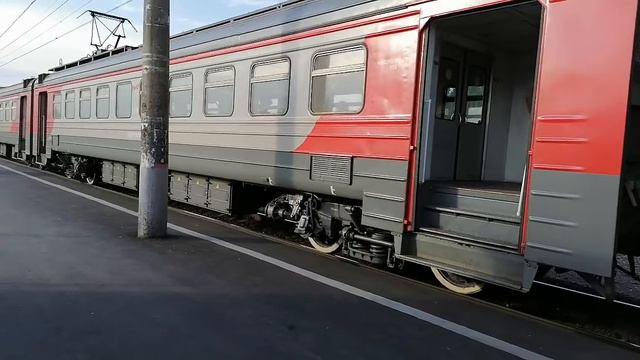 Электропоезд ЭД4М-0219 прибывает и отправляется с о.п. Совхоз Бердский смотреть онлайн