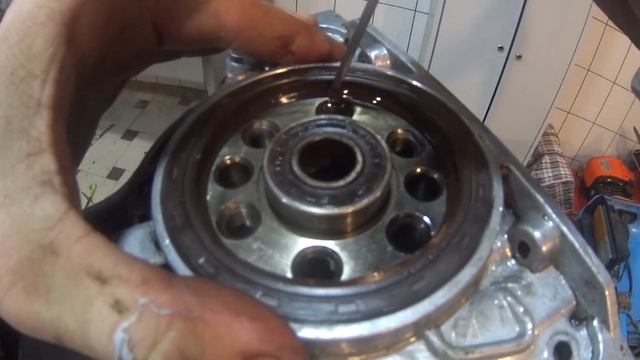 Сборка двигателя ВАЗ 2121 #2 Протяжка бугелей, установка крышек с сальниками, подшипник коленвала. смотреть онлайн