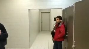 Девка мочится в писуар