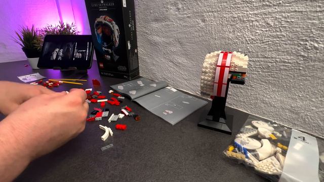 LEGO® Star Wars™ Helmet from Luke Skywalker™ 75327 смотреть онлайн