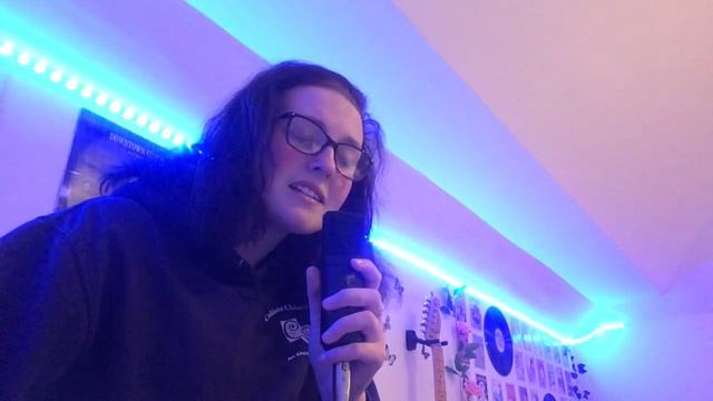 Empty Halls - Izzy Neale смотреть онлайн