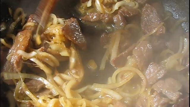 Гуляш из говядины с солеными огурцами//Gulasz z wołowiny z piklami смотреть онлайн