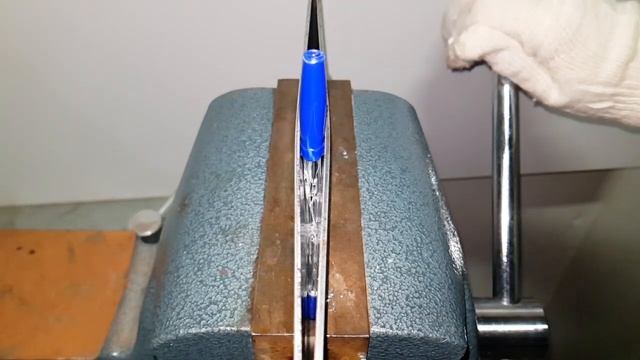 Шариковая ручка против тисков / Ballpoint pen vs bench vise смотреть онлайн