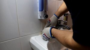 Как убрать старый силиконовый шов с помощью очистителя для силикона Tytan Prifessional