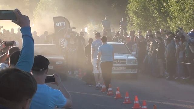 Mercedes 190 Turbo Diesel vs Москвич 4WD 1.8T смотреть онлайн