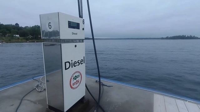 Refueling a boat смотреть онлайн