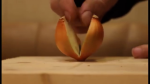 Как разрезать крупную семейную луковицу